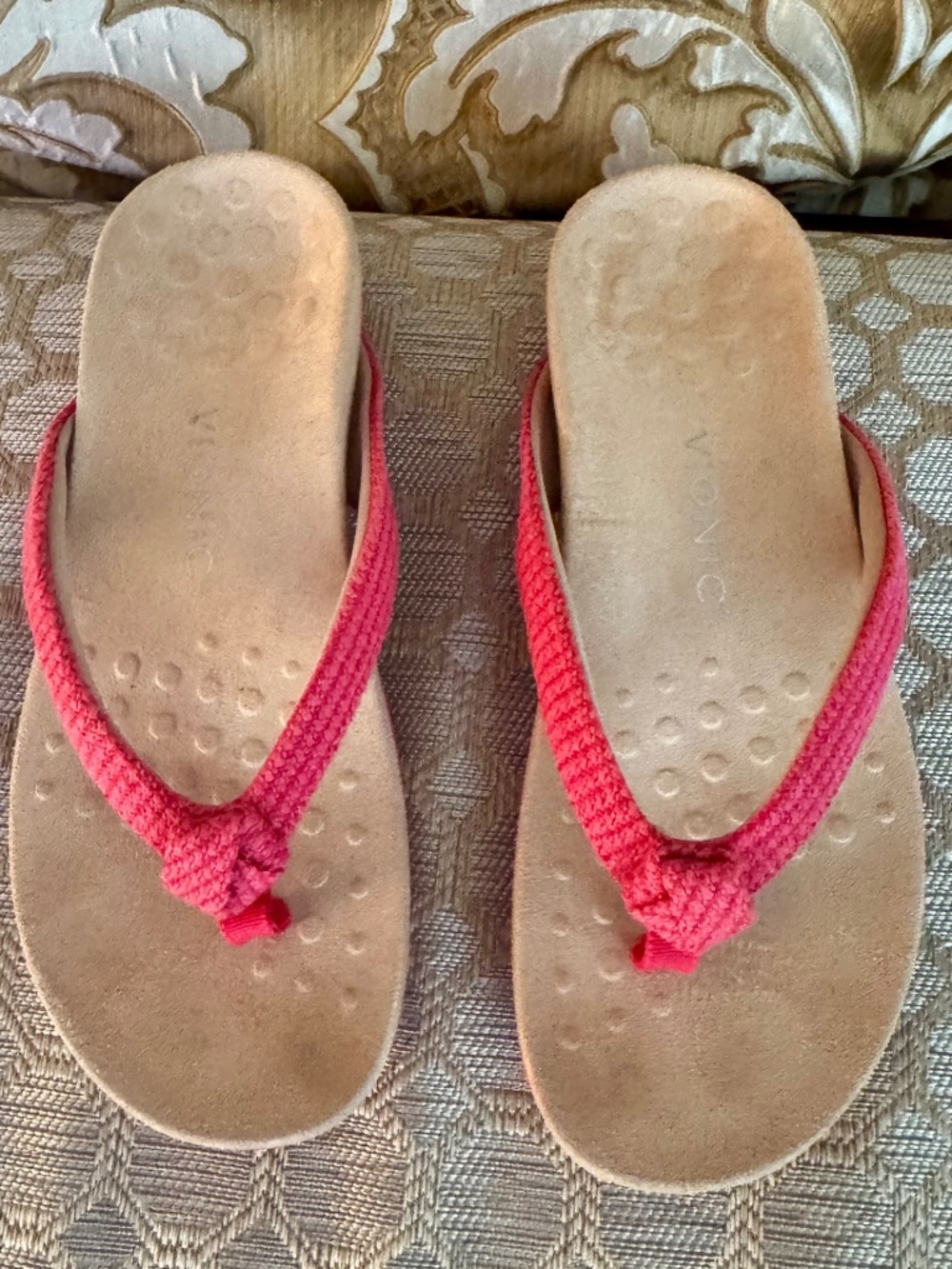 Vionic Mattie Thong Sandal In Bright Pink - Size 8 - EUC